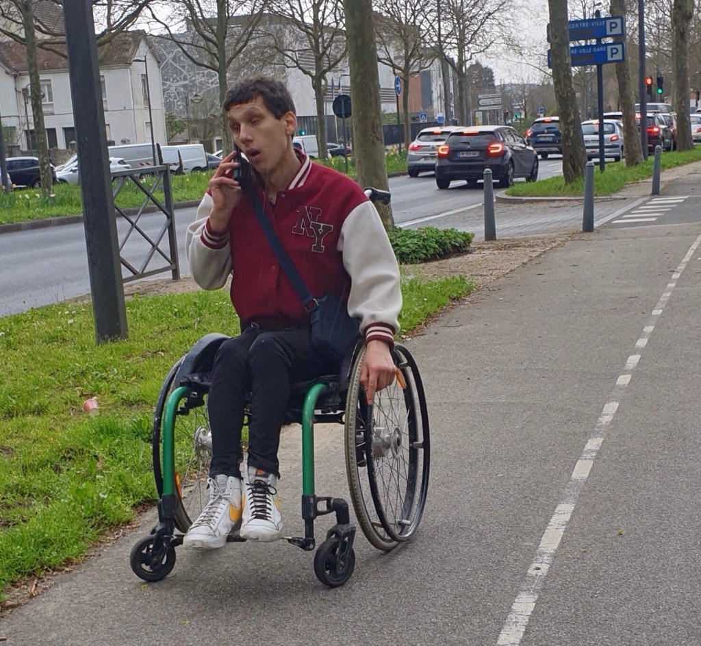 Défi : faire le tour des Mureaux en&nbsp;fauteuil.
