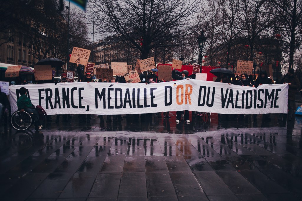 KOTOKAP à la manifestation du 10 février&nbsp;2025.